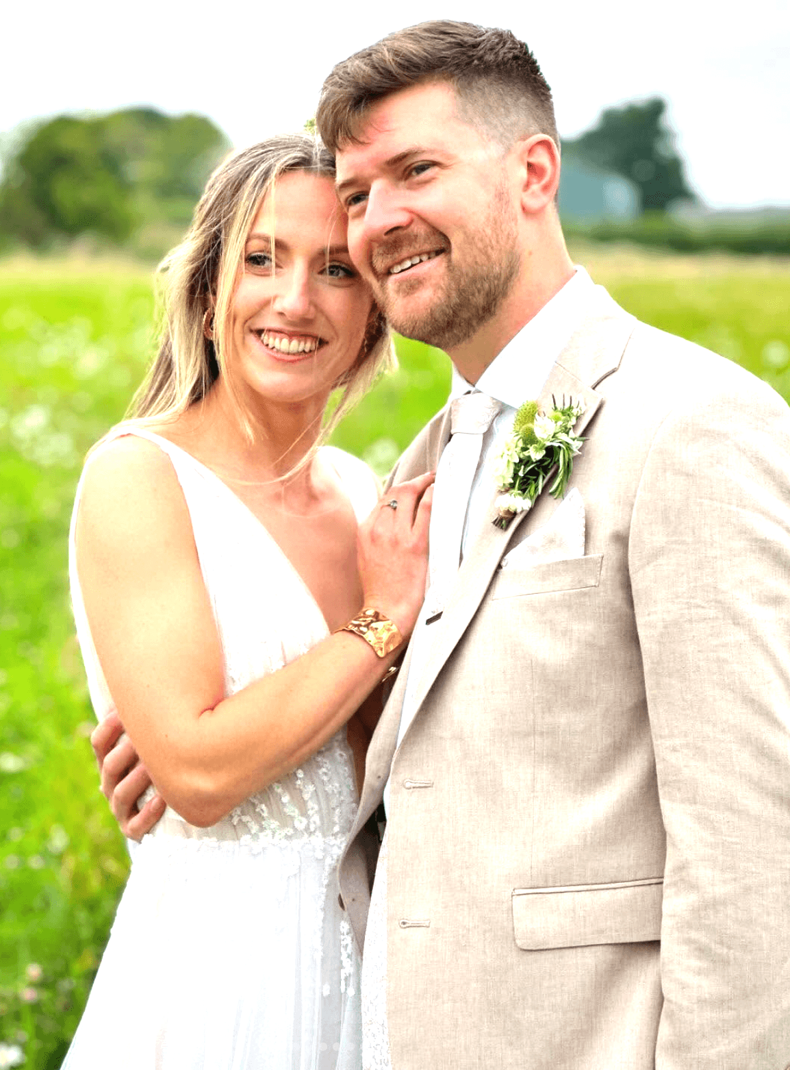 Wedding couple in the meadow at Pinglestone